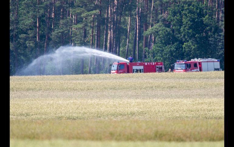 Un camión de bomberos labora en la zona donde cayó una de las aeronaves. AFP/DPA/J. Buttner