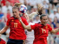 Las jugadoras de la selección española, Alexia Putellas (i) y Virginia Torrecilla, saltan por el balón con la estadounidense, Julie Ertz, durante el encuentro. EFE/J. Cárdenas