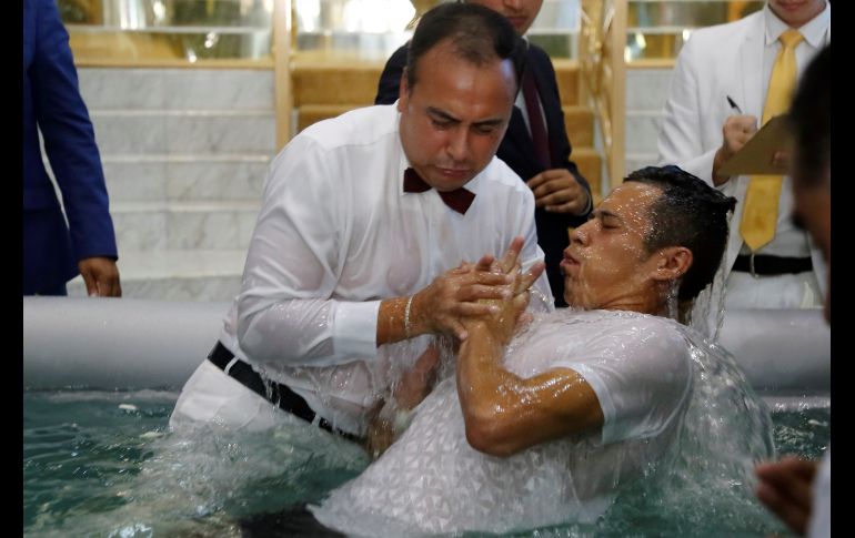 Fieles participan en la ceremonia de de bautismos masivos en el templo de la colonia Hermosa Provincia, en Guadalajara. EFE/F. Guasco