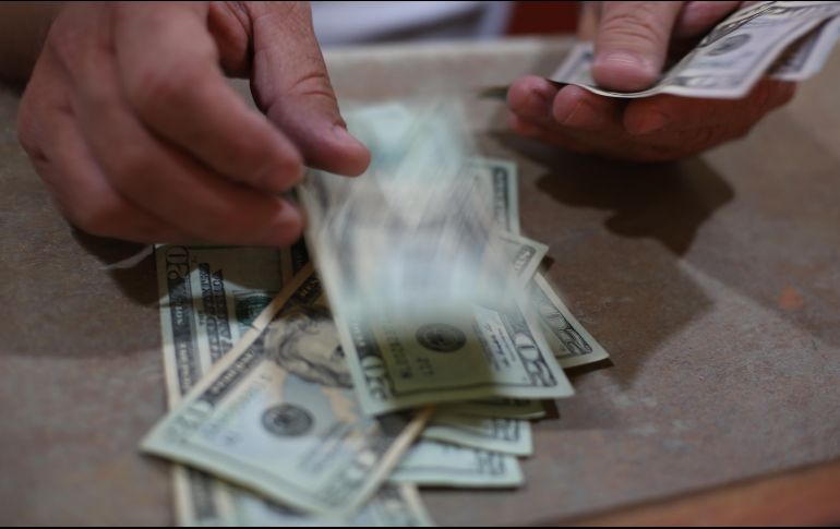 El billete verde se compró en un mínimo de 18 pesos. EL INFORMADOR/ARCHIVO