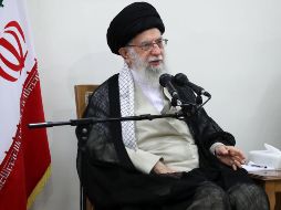 Fotografía cedida por la Oficina del Líder Supremo de Irán, que muestra al ayatolá Ali Khamenei, durante una reunión este lunes en Teherán. EFE/CORTESÍA
