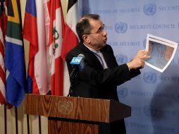 El embajador de Irán ante las ONU, Majid Takht-Ravanchi, mostró fotografías de la localización del dron estadounidense cuando fue abatido e insistió en que sobrevolaba aguas iraníes. EFE/J. Szenes