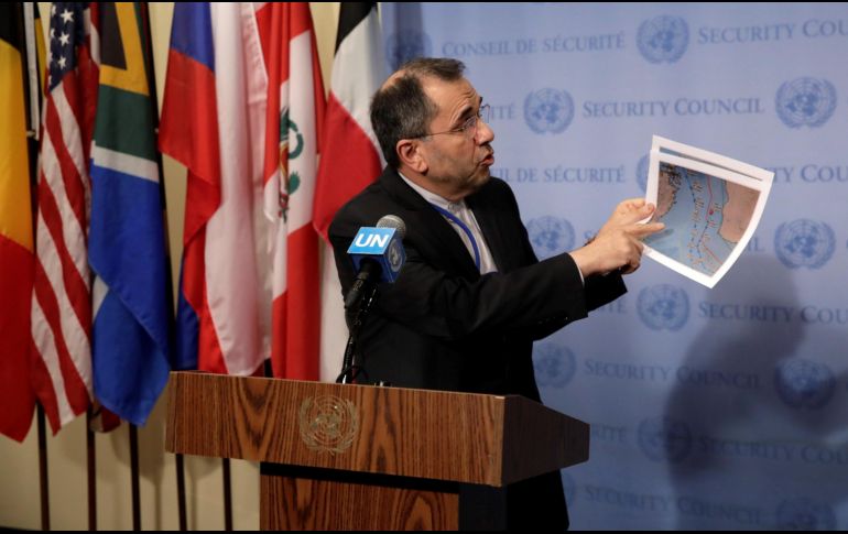 El embajador de Irán ante las ONU, Majid Takht-Ravanchi, mostró fotografías de la localización del dron estadounidense cuando fue abatido e insistió en que sobrevolaba aguas iraníes. EFE/J. Szenes