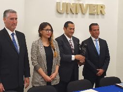 Rafael Hernández Cázares, vicerrector académico de la UP recibe la estafeta del Premio Jalisco de Periodismo de manos de Luis López Villaseñor, director general de la Univer. EL INFORMADOR/J. Armendáriz