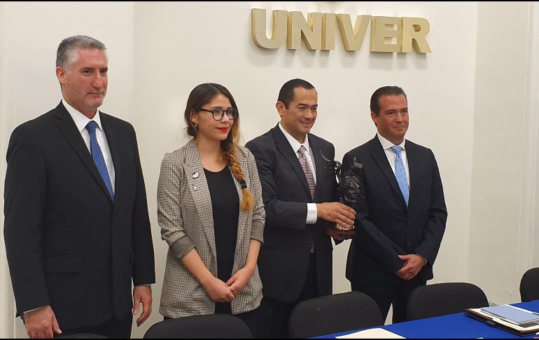 Rafael Hernández Cázares, vicerrector académico de la UP recibe la estafeta del Premio Jalisco de Periodismo de manos de Luis López Villaseñor, director general de la Univer. EL INFORMADOR/J. Armendáriz