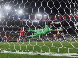 El arquero Gabriel Arias observa como el remate de Edinson Cavani se incrusta en su portería. AP