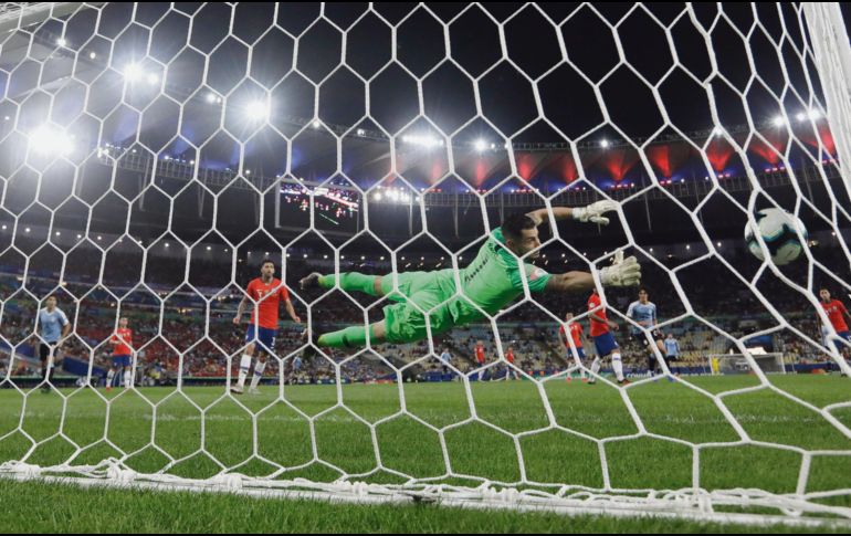 El arquero Gabriel Arias observa como el remate de Edinson Cavani se incrusta en su portería. AP