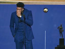 Giannis Antetokounmpo rompe en llanto al ser designado como el Jugador Más Valioso de la temporada. AP