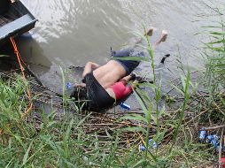 Su esposo decidió cruzar con su hija mientras Tania los seguía de cerca y cuando apenas llevaban unos metros, su esposo comenzó a ahogarse sin que ella pudiera hacer algo para ayudarlos. EFE / A. Pineda-Jácome