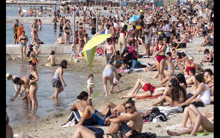 Los suizos pasan la ola de calor en una playa del Lago Lemán, en Ginebra. Las temperaturas llegarán a los 38 grados esta semana. EFE/L. Darbellay