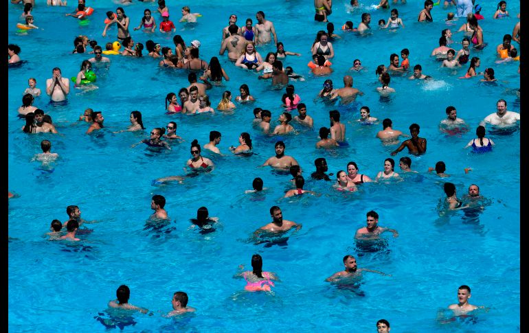 Personas saturan una alberca en Essen, Alemania. AFP/I. Fassbender
