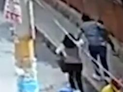 Aunque hubo testigos del robo, nadie intentó ayudar a la madre de la menor. YOUTUBE