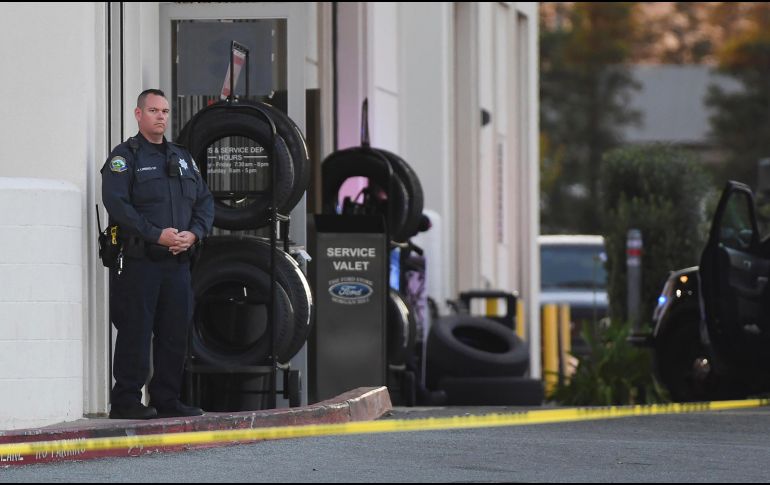 Policías resguardan la zona donde ocurrió la agresión a tiros. AP/N. Coury