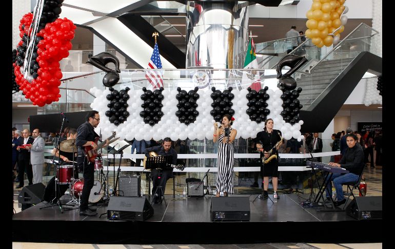 La celebración se llevó a cabo en el Conjunto Santander de Artes Escénicas de la Universidad de Guadalajara en donde hubo un cóctel al que asistieron alrededor de 600 personas.  EL INFORMADOR/ A. Camacho