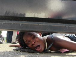 Una mujer clama ayuda por sus hijos en un albergue habilitado por el Instituto Nacional de Migración en Tapachula. SUN/M. Peters