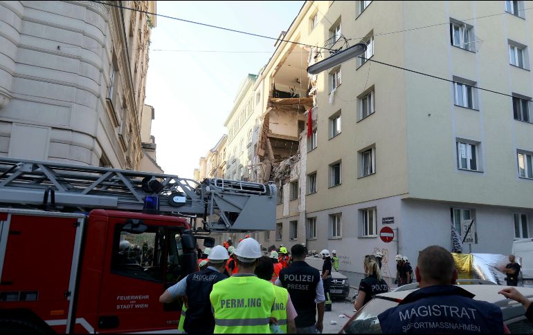 Al llegar los rescatistas al lugar del siniestro aún se percibía el olor a gas, por lo que los servicios de emergencia ordenaron el cierre de los ductos cercanos. AP/R. Zak