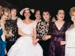 Doña Paz Gortázar festejando con amigas a su hija Marce.