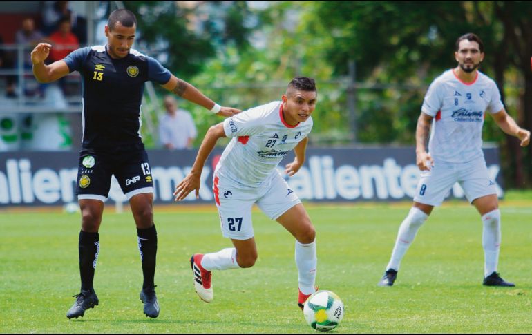 José Romario Hernández (#13) disputa el esférico con Miguel Sansores en el duelo en Morelia. IMAGO7