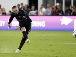 Sin pensarlo, disparó de tan larga distancia e hizo imposible el vuelo del portero Brian Rowe, del Orlando City. ESPECIAL / dcunited.com