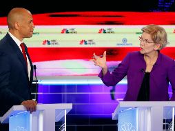 Los senadores Elizabeth Warren y Cory Booker, durante el debate demócrata de ayer en Miami. AP/W. Lee