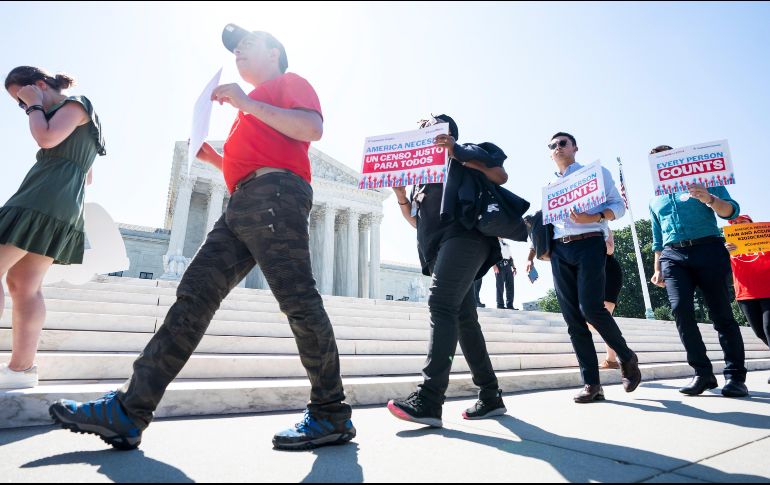 Activistas a favor de los inmigrantes protestan en el Tribunal Supremo, que falló en contra de la polémica pregunta sobre la ciudadanía incluida en el censo de 2020, al considerar que la Administración de Trump no dio una razón adecuada para agregarla. EFE/ J. Lo Scalzo