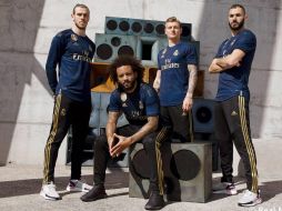 Los detalles dorados en la camiseta de color azul oscuro hacen referencia a los numerosos éxitos del club. ESPECIAL / realmadrid.com