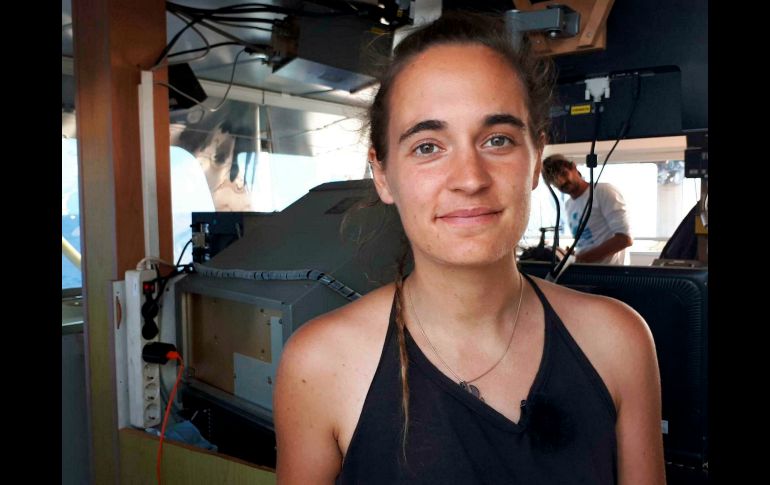 La capitana Carola Rackete se ve este jueves a bordo del 