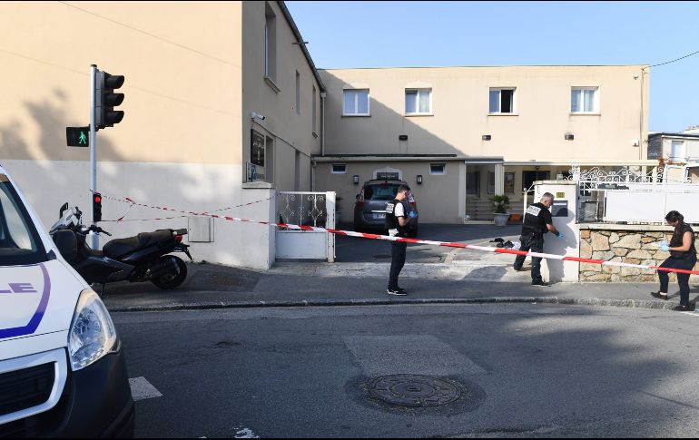 Elementos de la policía judicial resguardan la zona mientras terminan los trabajos periciales. AFP/F. Tanneau