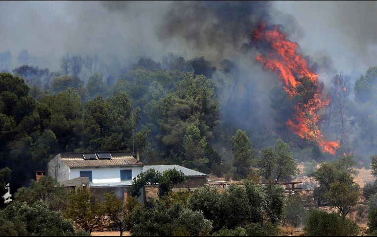 Las llamas se propagaron rápidamente por el viento y las altas temperaturas que asolan estos días el valle del Ebro. EFE/J. Sellart