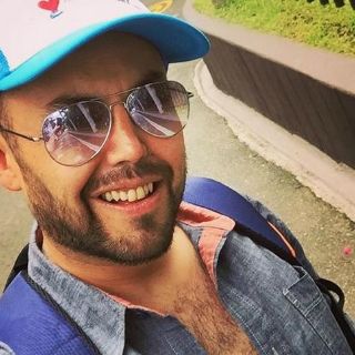 Si usan drogas acabarán como yo: dice Clark a comunidad gay