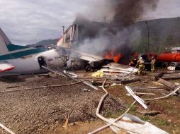 Bomberos tratan de apagar las llamas tras estrellarse un avión de pasajeros Antonov-24 contra una planta de tratamiento de aguas residuales, en la localidad de Nizhneangarsk. EFE/Ministerio de Emergencias ruso