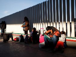 La autorización de la ayuda llega días después de que se difundieran varios decesos de migrantes en el Río Bravo y las condiciones insalubres que enfrentaban menores en un centro de Texas. AP/G. Bull