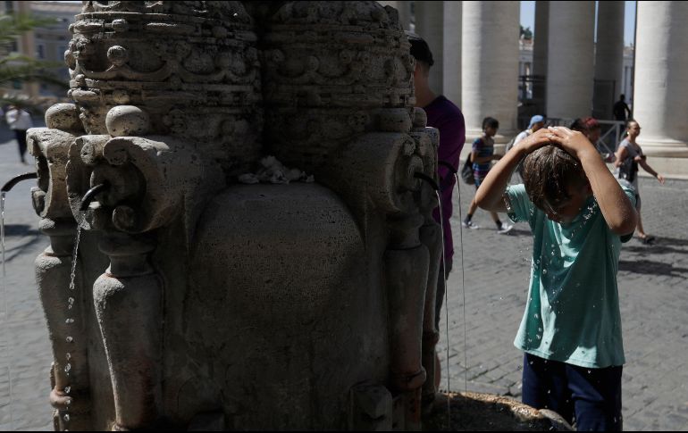 En Alemania, las autoridades han ordenado el racionamiento del agua potable. En España se han perdido  5 mil 500 hectáreas de vegetación por incendios forestales. AP / G. Borgia