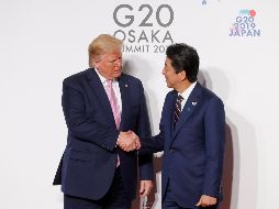 Donald Trump saluda al primer ministro de Japón, Shinzo Abe, a su a la Cumbre del G20 en Osaka. EFE/ C, Moya