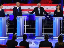 Pete Buttigieg (i a d), Joe Biden, Bernie Sanders y Kamala Harris en la segunda jornada de debate de candidatos demócratas en Miami, celebrado el jueves. AFP/S. Loeb