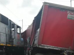 El tráiler quedó volcado sobre el lado del copiloto, mientras que la caja, la cual iba vacía, quedó destruida. SUN/ARCHIVO