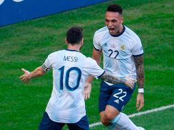 Lionel Messi (#10) celebra con Lautaro Martínez (#22), autor del primer gol de Argentina. AFP/M. Pimentel