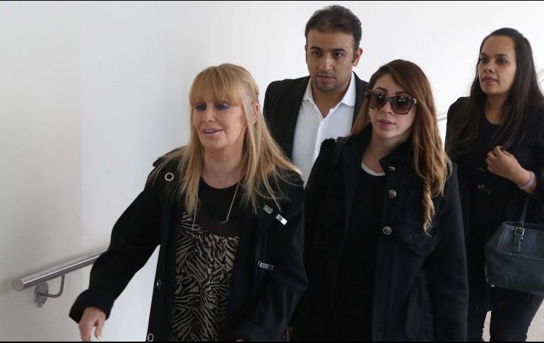 Gundy Becker, viuda de Gualberto Castro a su llegada a la funeraria donde es velado el cantante. SUN / C. Mejía