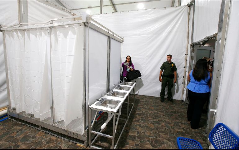 Los pabellones cuentan con colchonetas, áreas de recreo infantil y aire acondicionado, así como lavadoras, secadoras, baños y lavamanos. AP/D. Franklin