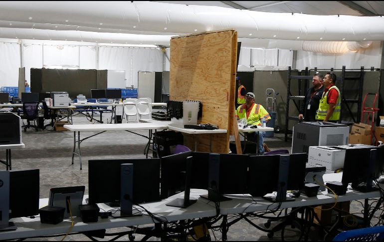 Los pabellones cuentan con colchonetas, áreas de recreo infantil y aire acondicionado, así como lavadoras, secadoras, baños y lavamanos. AP/D. Franklin