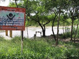 Vista general en la margen del Río Bravo con anuncios preventivos por corrientes peligrosas. EFE/A. Pineda