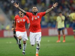 Arturo Vidal celebra con sus compañeros luego de anotar uno de los penales. AP / A. Penner