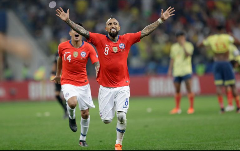 Arturo Vidal celebra con sus compañeros luego de anotar uno de los penales. AP / A. Penner