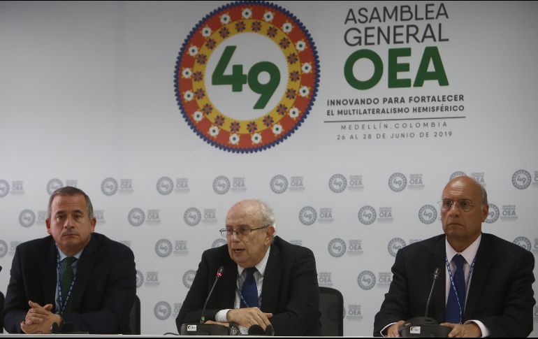 El representante del parlamento de Venezuela ante el consejo permanente de la OEA, Gustavo Tarre (c), habla en rueda de prensa. EFE/ L. Noriega