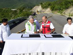 El empresario Carlos Slim firma un acuerdo con el Presidente Andrés Manuel López Obrador para concluir la carretera del Istmo de Tehuantepec. NTX