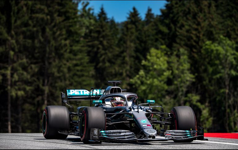 La penalización del británico coloca a Max Verstappen como segundo y Valtteri Bottas en tercer lugar. AFP / A. Isakovic