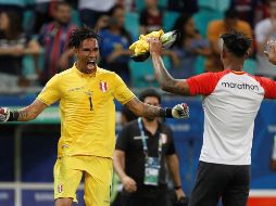 El portero peruano Pedro Gallese (I) detuvo el primer disparo de Uruguay, cobrado por Luis Suárez. EFE/J. Alves