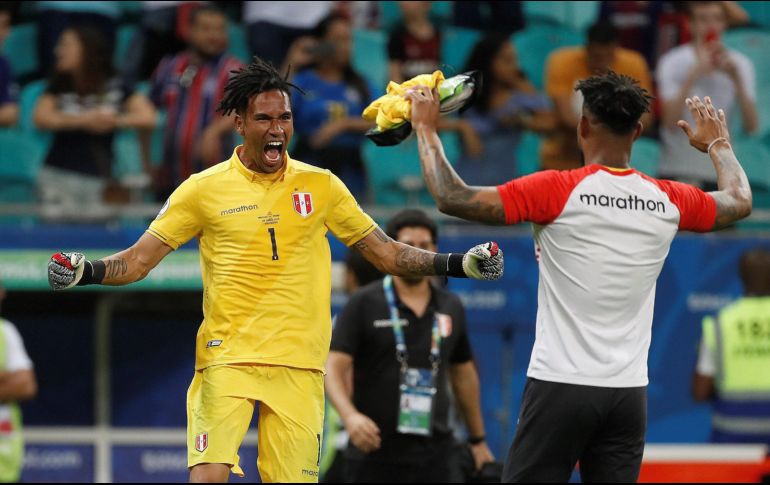 El portero peruano Pedro Gallese (I) detuvo el primer disparo de Uruguay, cobrado por Luis Suárez. EFE/J. Alves