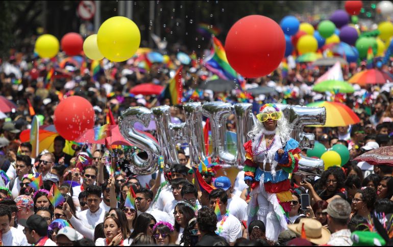 La 40 marcha del orgullo LBGTT se festeja y se lucha en Ciudad de México con youtubers y cantantes famosos para la defensa de los derechos humanos. EFE / S. Gutiérrez