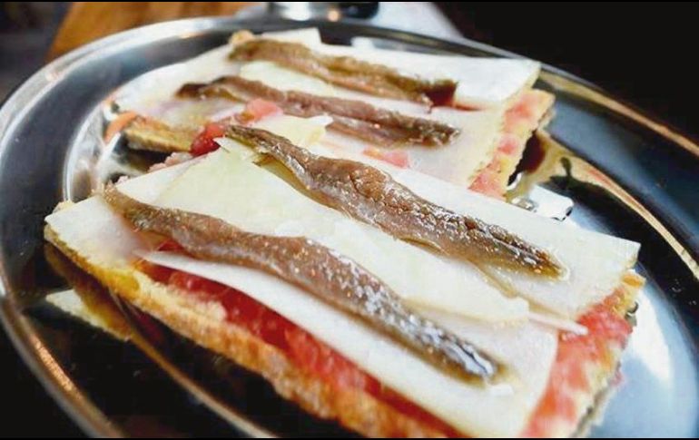Tosta manchega y anchoa. una de las novedades del menú.